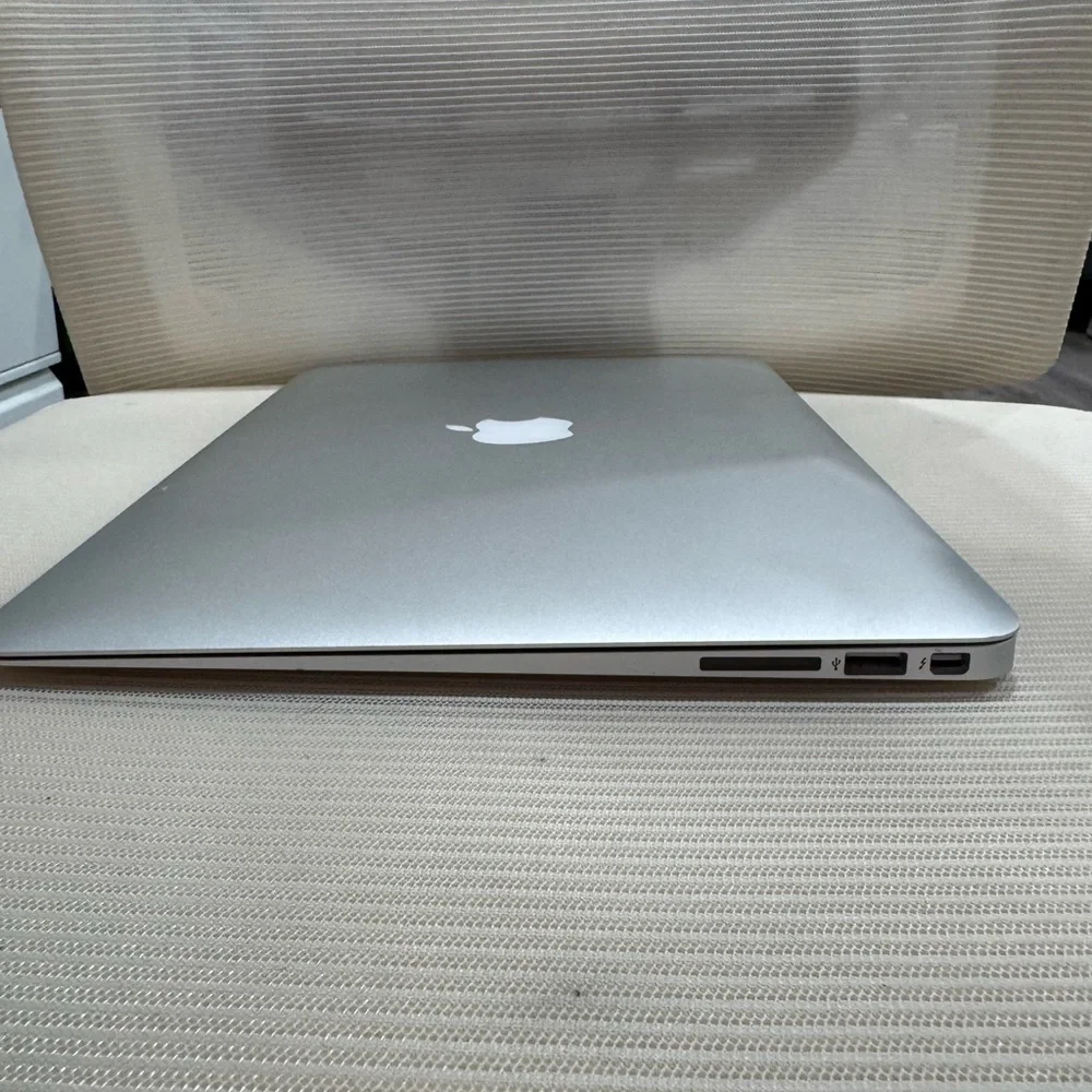 Apple MacBook Air - Sleek Silver Design